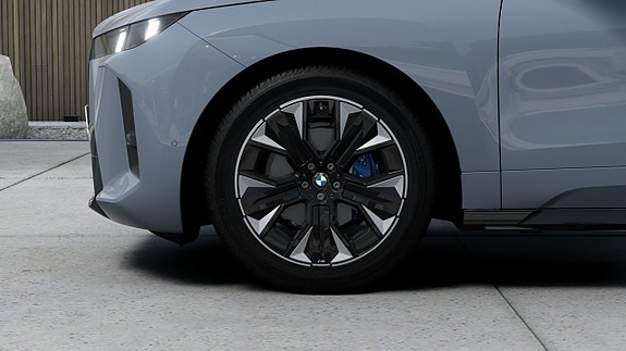 BMW iX 7 of 13