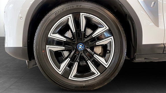 BMW iX3 9 of 12