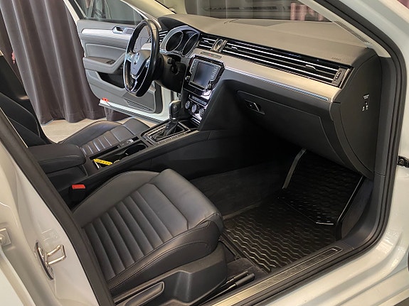 Volkswagen Passat 30 of 30