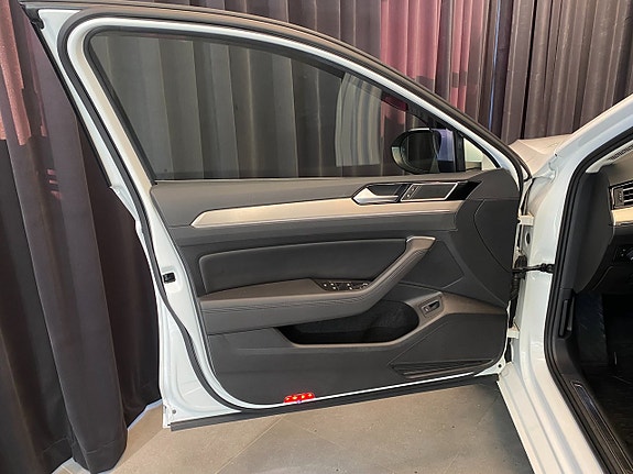 Volkswagen Passat 26 of 30