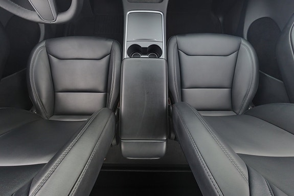 Tesla Model Y 14 of 25