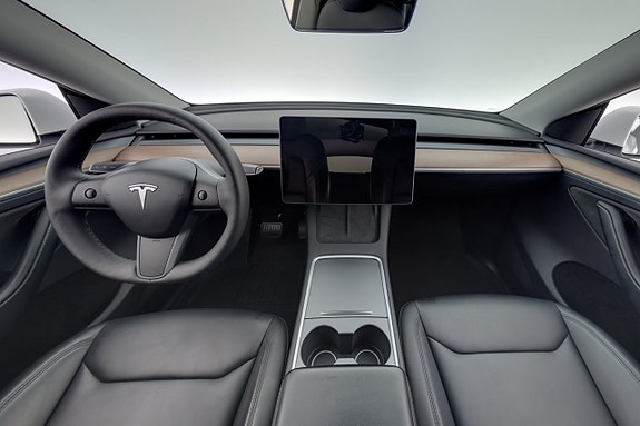 Tesla Model Y 13 of 25
