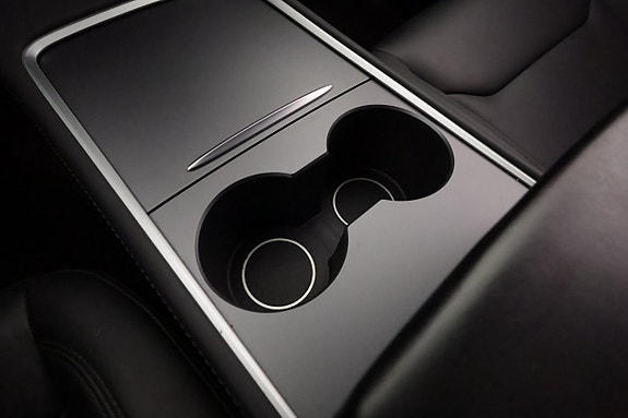Tesla Model Y 23 of 25