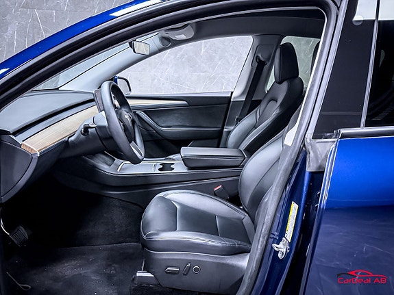 Tesla Model Y 10 of 29