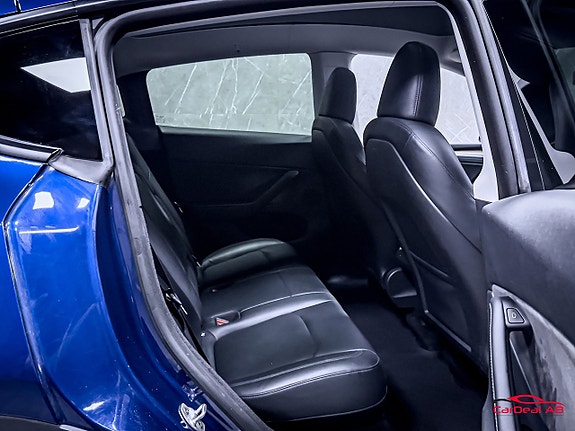 Tesla Model Y 16 of 29