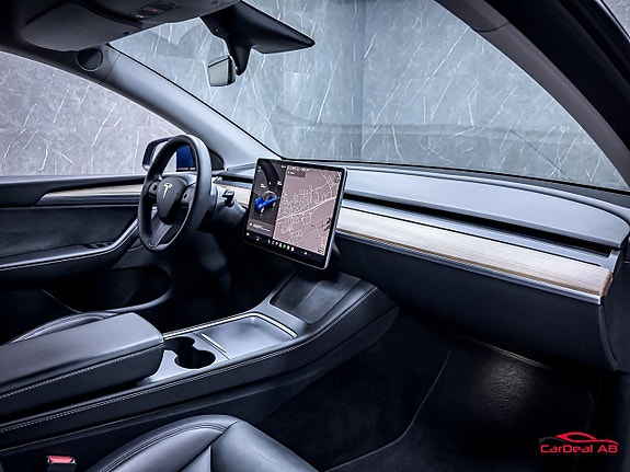 Tesla Model Y 14 of 29