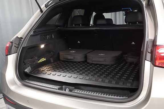 Mercedes-Benz GLC300 e 12 of 23