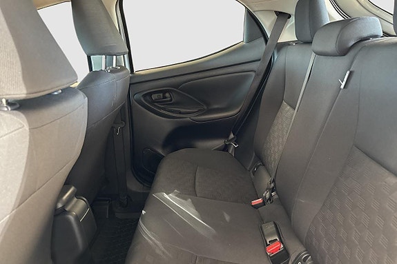 Toyota Yaris 10 of 12