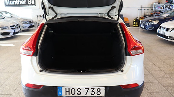 Volvo V40 Cross Country 9 of 19