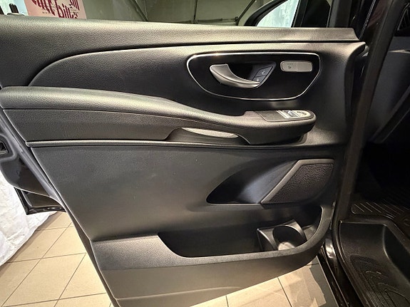 Mercedes-Benz V250 7 of 12