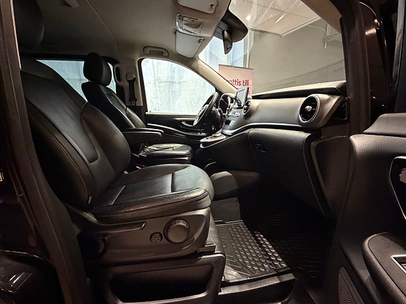 Mercedes-Benz V250 9 of 12