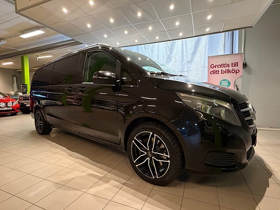 Mercedes-Benz V250 4 of 12