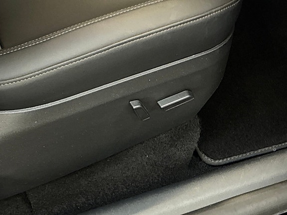 Tesla Model Y 18 of 27