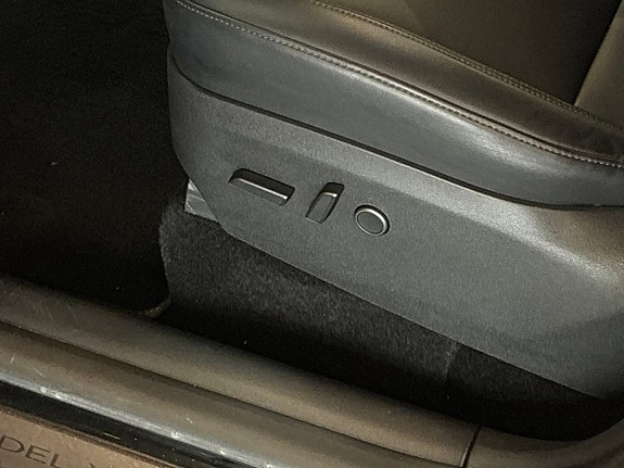 Tesla Model Y 20 of 27