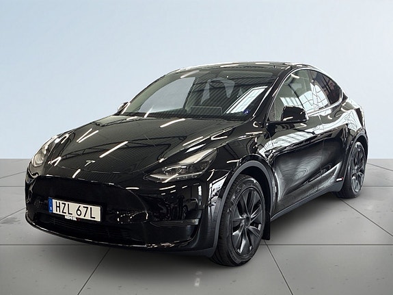 Tesla Model Y 17 of 27