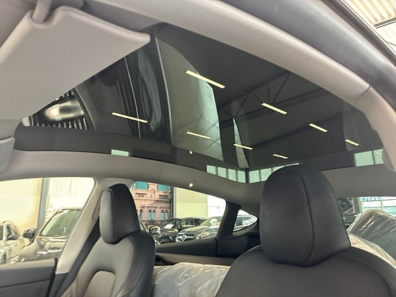 Tesla Model Y 25 of 27
