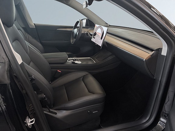 Tesla Model Y 11 of 27