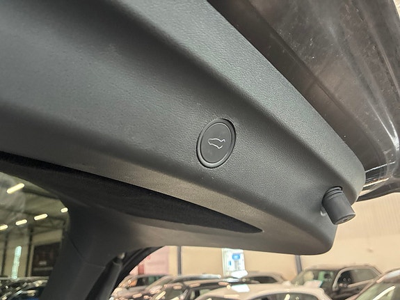 Tesla Model Y 19 of 27
