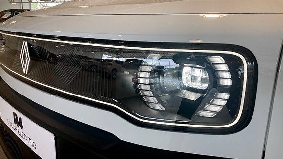 Renault 4 E-Tech 9 of 19