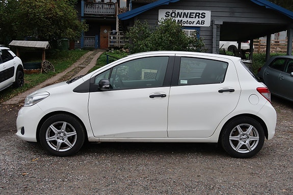 Toyota Yaris 3 of 6