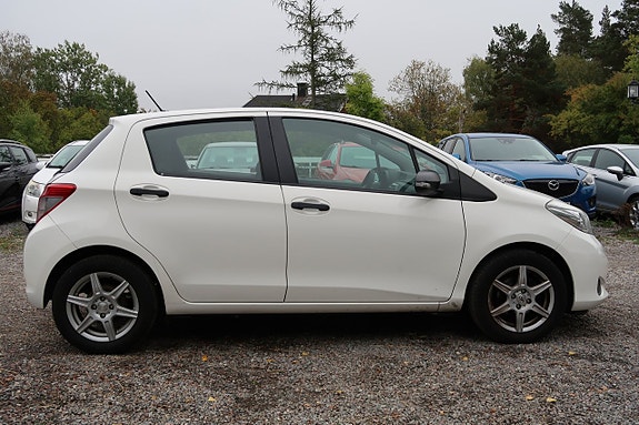 Toyota Yaris 5 of 6