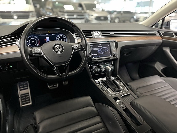 Volkswagen Passat 12 of 14