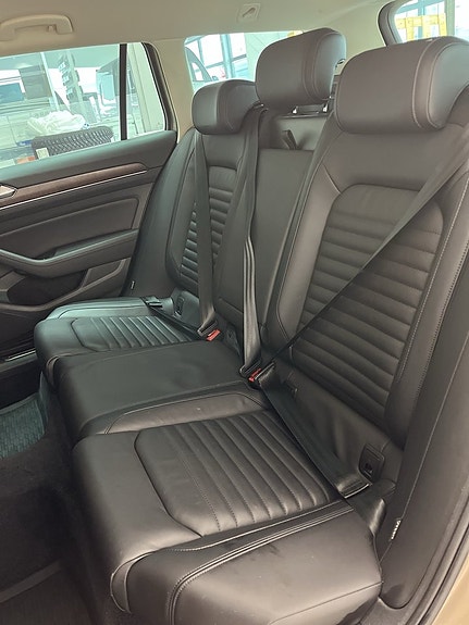 Volkswagen Passat 10 of 14