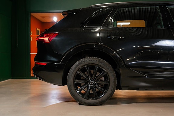 Audi e-tron 8 of 25
