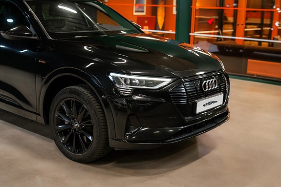 Audi e-tron 2 of 25