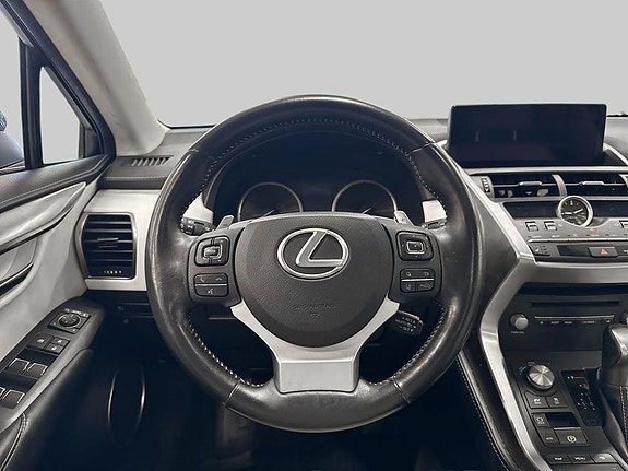 Lexus NX300h 10 of 11