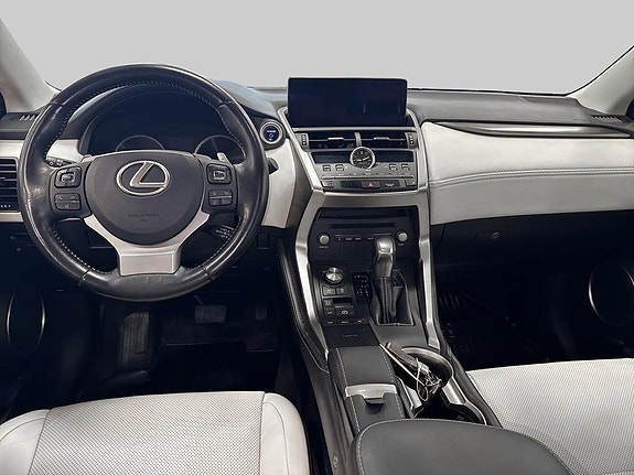 Lexus NX300h 9 of 11