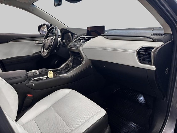 Lexus NX300h 7 of 11