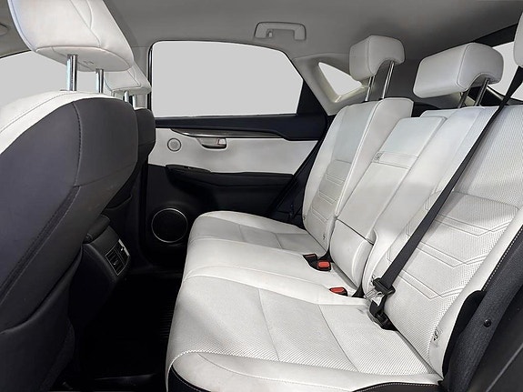 Lexus NX300h 8 of 11