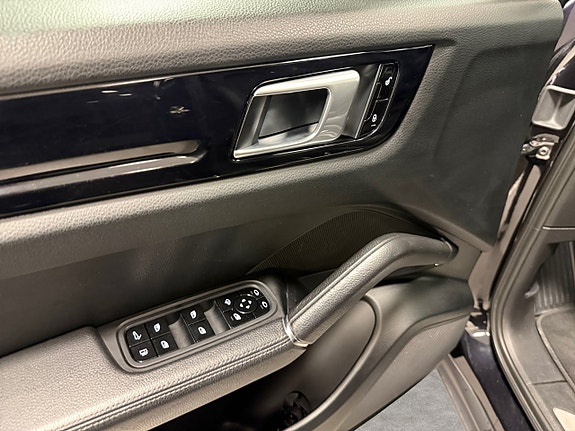 Porsche Cayenne 9 of 17