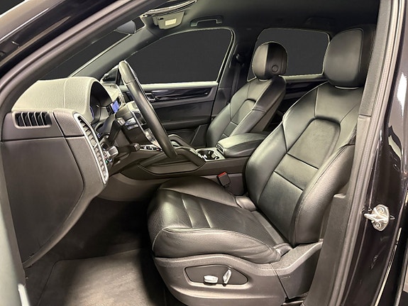 Porsche Cayenne 8 of 17