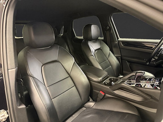 Porsche Cayenne 11 of 17