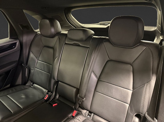 Porsche Cayenne 10 of 17