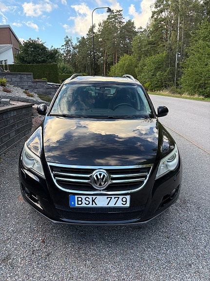 Volkswagen Tiguan 2 of 7