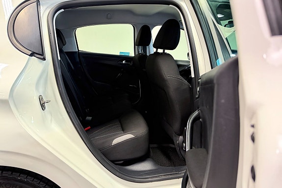 Peugeot 208 14 of 26