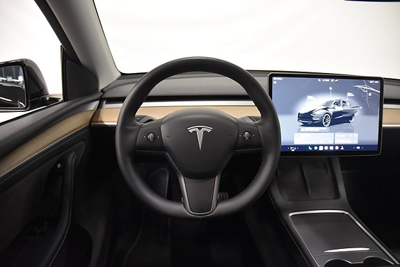 Tesla Model Y 7 of 26