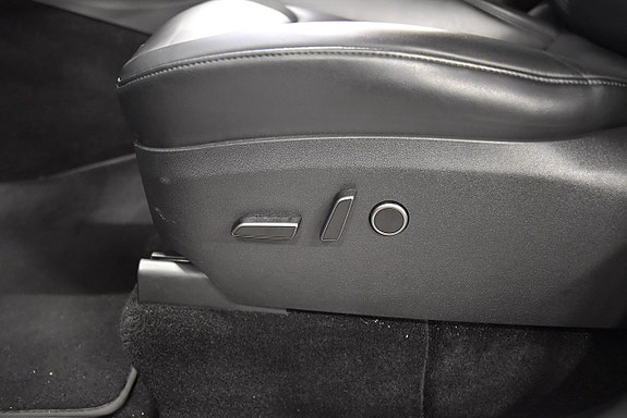 Tesla Model Y 16 of 26