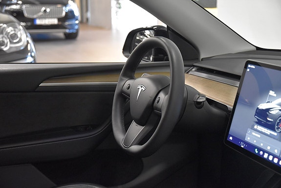 Tesla Model Y 9 of 26