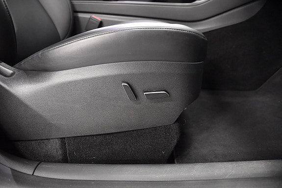 Tesla Model Y 15 of 26