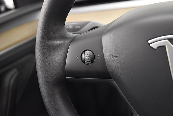 Tesla Model Y 10 of 26