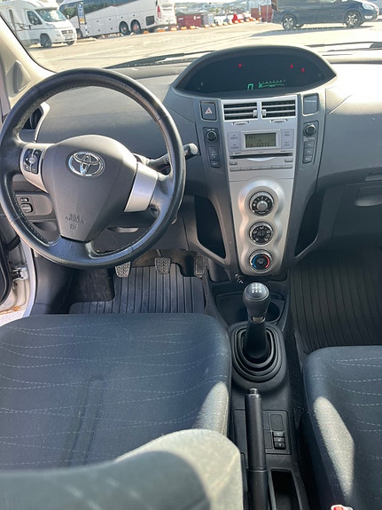 Toyota Yaris 4 of 5