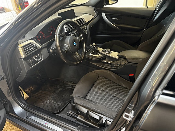 BMW 330i 5 of 8