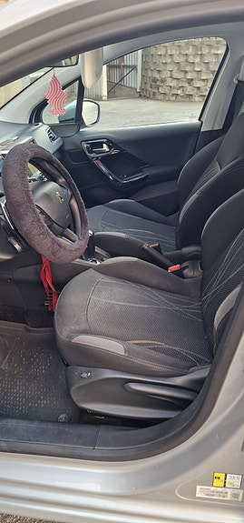 Peugeot 208 4 of 11