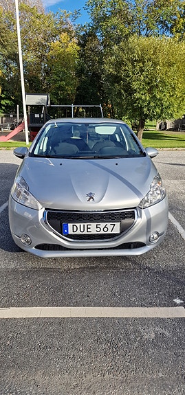 Peugeot 208 2 of 11