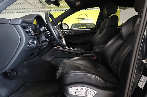 Porsche Macan GTS 12 of 30