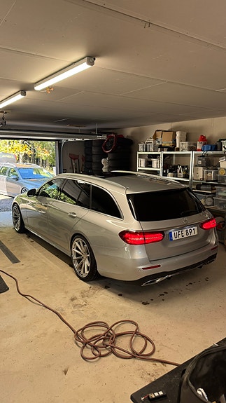 Mercedes-Benz E220 2 of 15